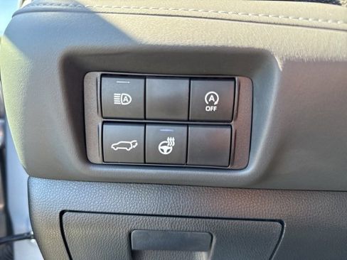 Used 2023 Toyota Highlander L image 13