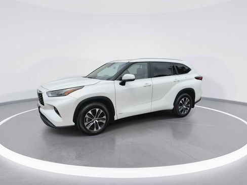 Certified 2026 Toyota Highlander XLE AWD/4WD image 4