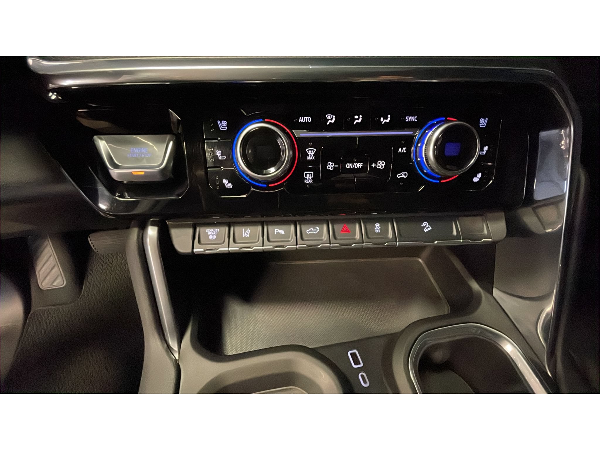 Used 2025 GMC Sierra 2500 Denali w/ Denali Reserve Package AWD/4WD image 14