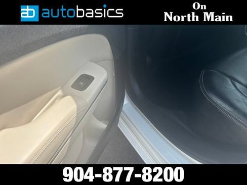 Used 2021 Chrysler 300 Touring w/ Chrome Appearance Package RWD image 12