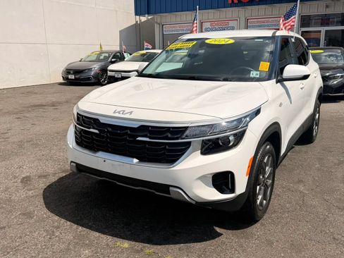 Used 2024 Kia Seltos LX AWD/4WD image 4