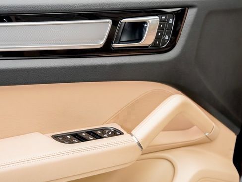 Certified 2023 Porsche Cayenne Platinum Edition image 7