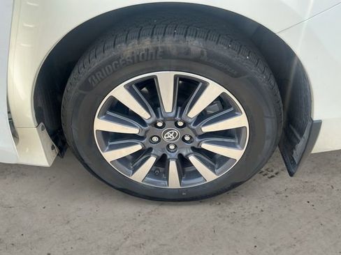 Used 2018 Toyota Sienna XLE AWD/4WD image 14