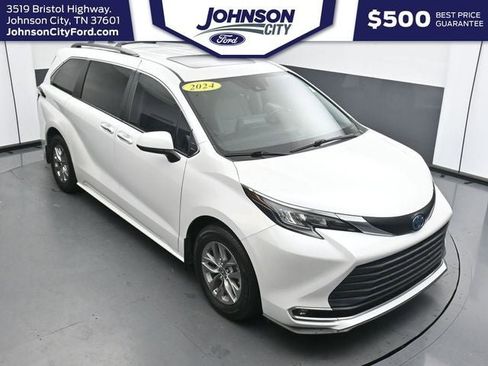Used 2024 Toyota Sienna XLE FWD image 19