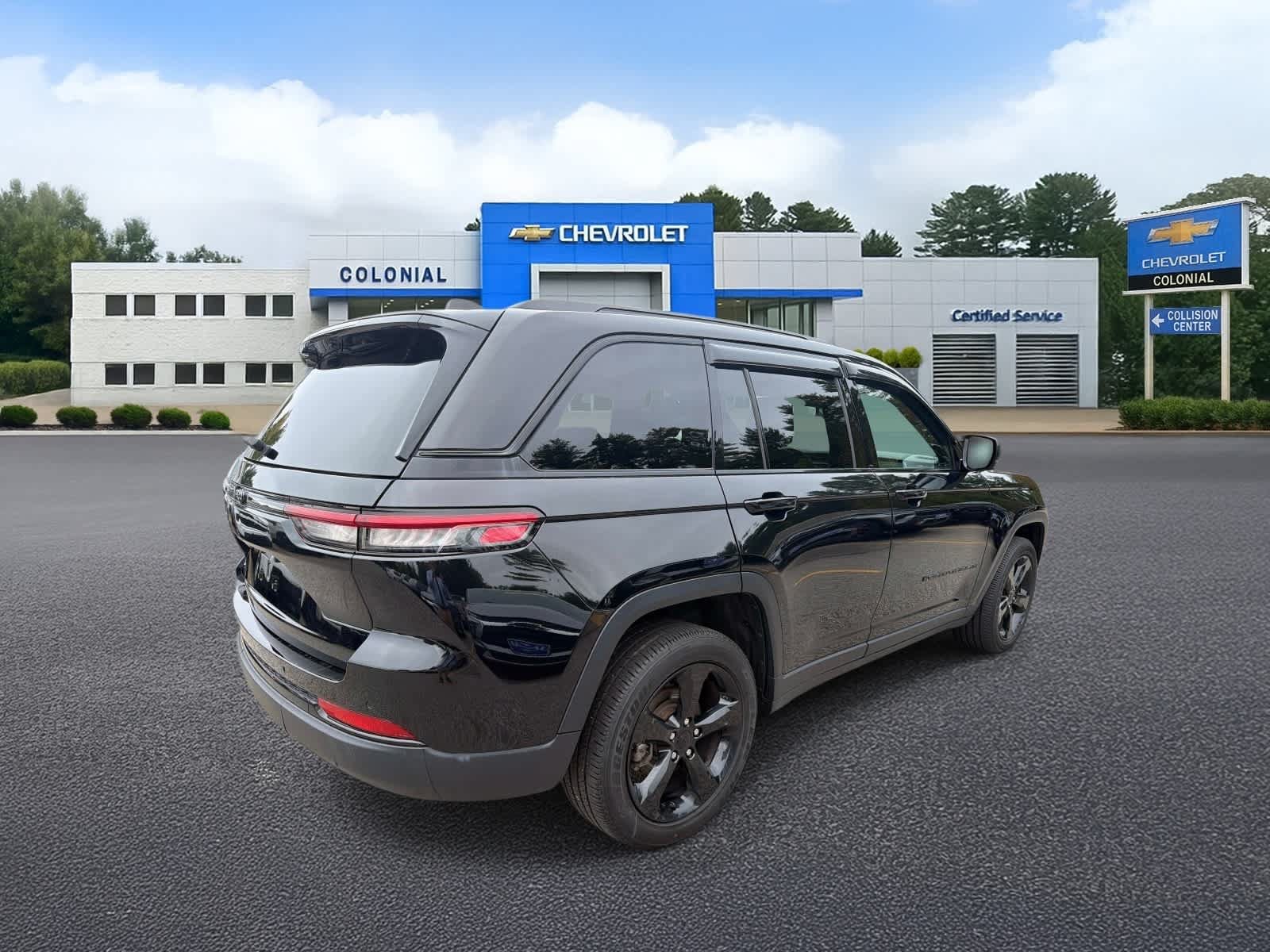 Used 2023 Jeep Grand Cherokee Altitude AWD/4WD image 3