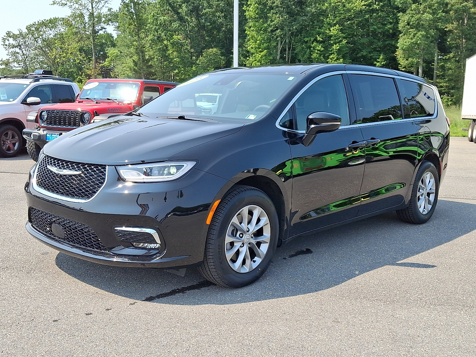 Used 2025 Chrysler Pacifica Select AWD/4WD image 3