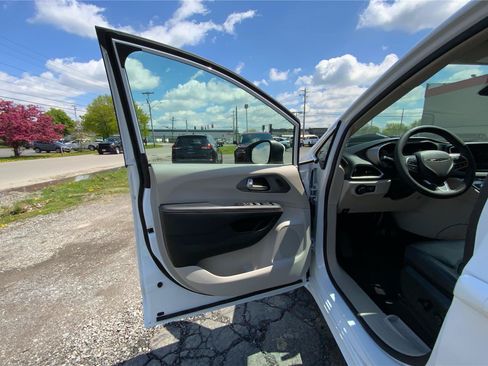 Used 2023 Chrysler Pacifica Touring-L FWD image 20