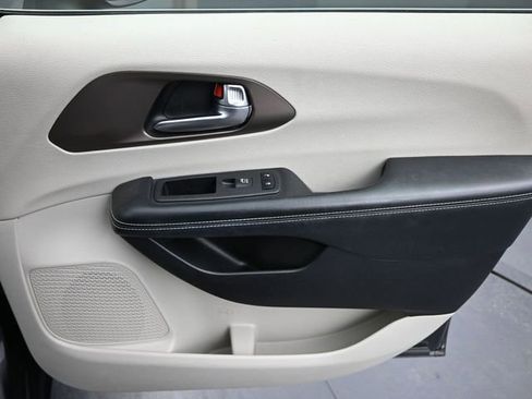 Used 2023 Chrysler Voyager LX FWD image 25