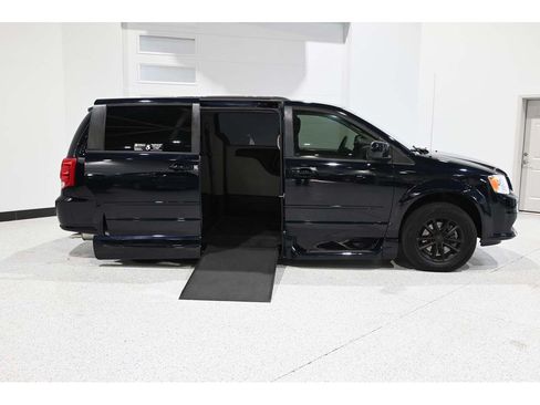 Used 2015 Dodge Grand Caravan SXT FWD image 17