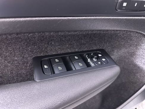 Used 2023 Volvo XC40 B5 Core image 67