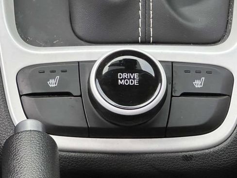 Used 2025 Hyundai Venue Limited FWD image 24