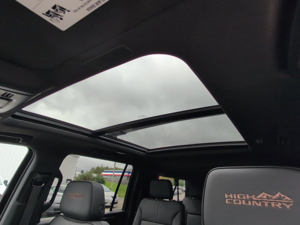 Used 2025 Chevrolet Suburban High Country AWD/4WD image 27