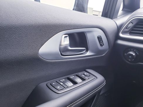 New 2026 Chrysler Pacifica Limited w/ Uconnect Theater Family Group image 31