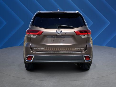 Used 2017 Toyota Highlander Limited w/ Carpet Mat Package AWD/4WD image 4