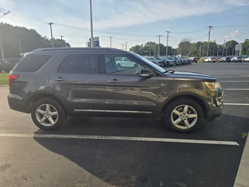 Used 2017 Ford Explorer XLT AWD/4WD image 3