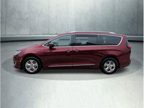 Used 2019 Chrysler Pacifica Touring-L w/ Premium Audio Group FWD image 2