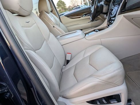 Used 2020 Cadillac Escalade ESV Luxury image 37