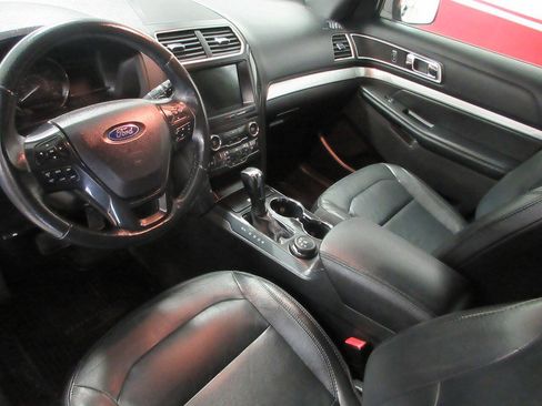 Used 2017 Ford Explorer XLT w/ Equipment Group 202A AWD/4WD image 17