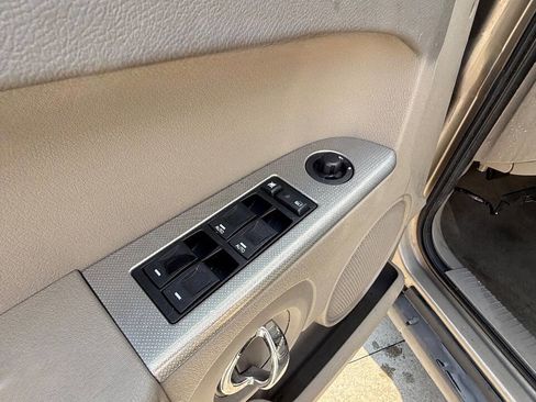 Used 2006 Jeep Commander 2WD image 38