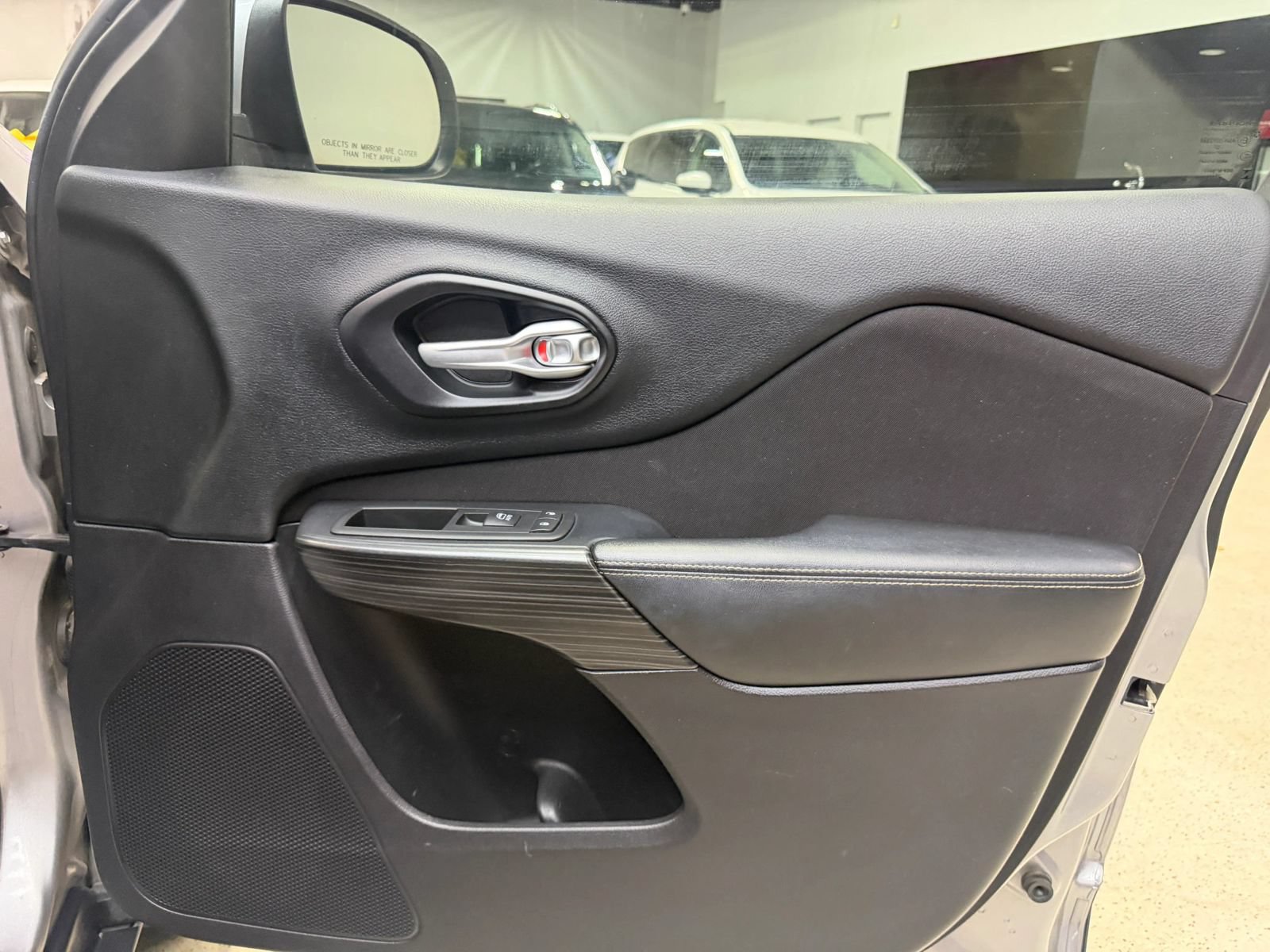 Used 2016 Jeep Cherokee Latitude FWD image 33