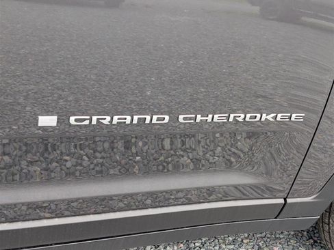 New 2025 Jeep Grand Cherokee Laredo X w/ Luxury Tech Group I image 5