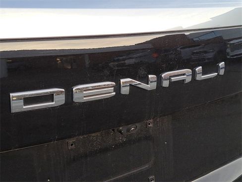 Used 2025 GMC Yukon XL Denali image 5