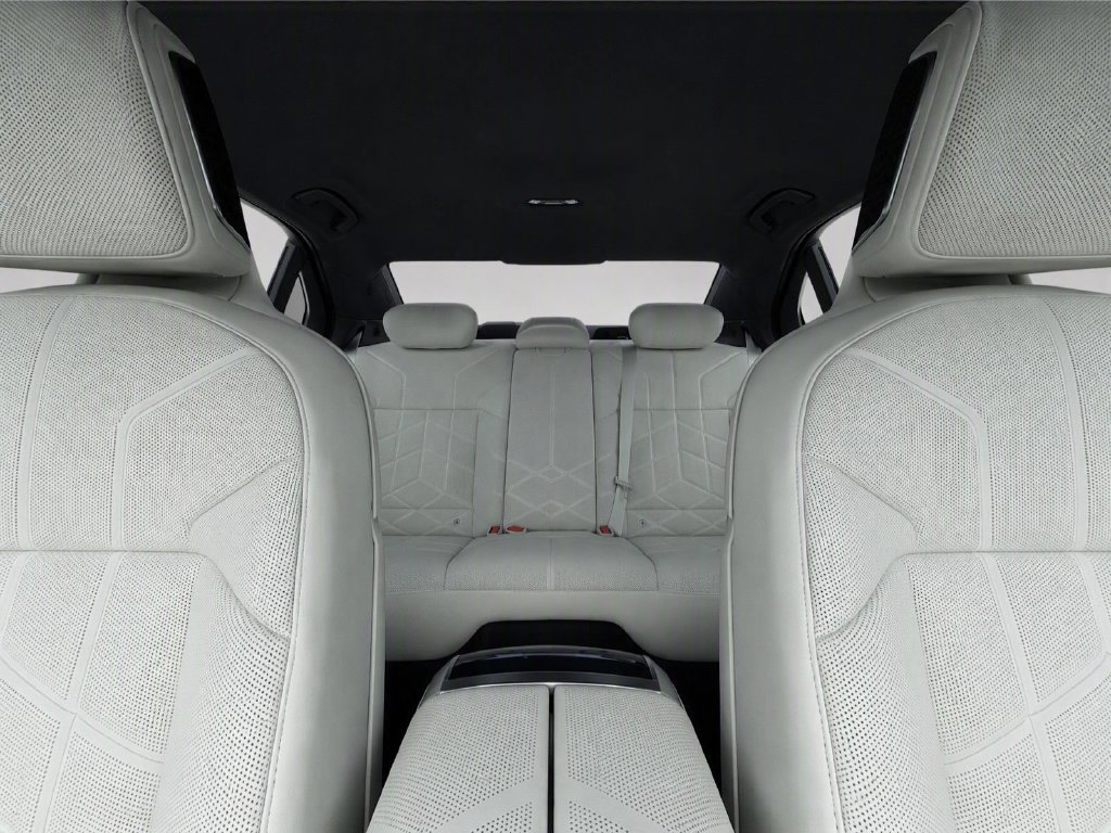 Used 2026 BMW 740i xDrive w/ Executive Package AWD/4WD image 33