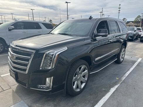 Used 2018 Cadillac Escalade Luxury image 2