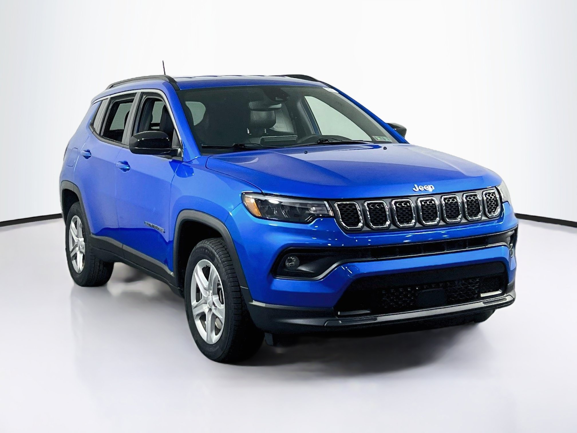 Used 2023 Jeep Compass Latitude AWD/4WD image 3