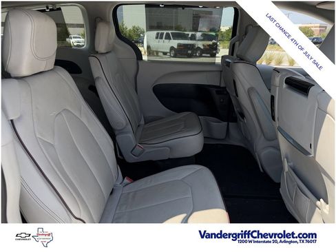 Used 2017 Chrysler Pacifica Limited FWD image 27
