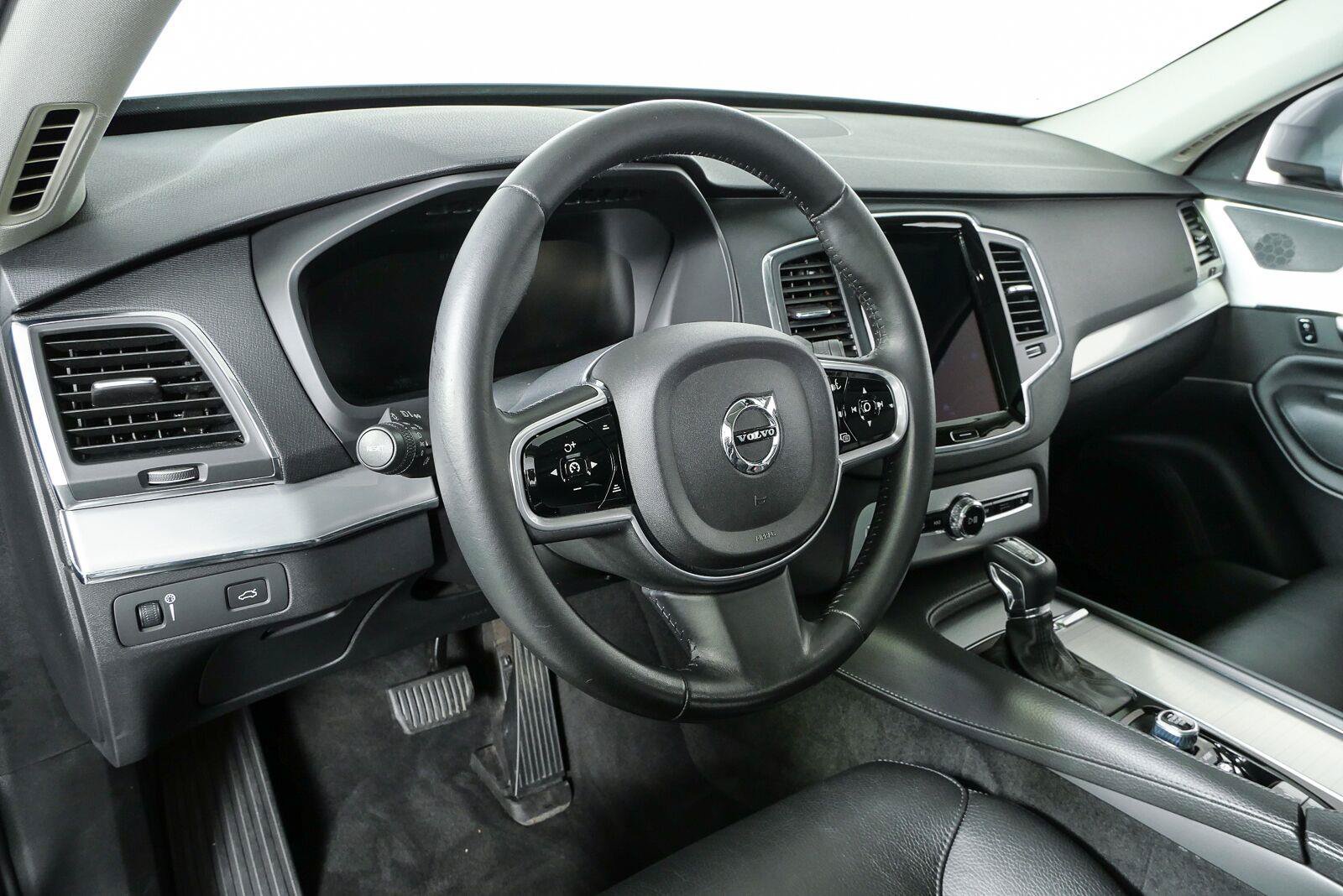 Used 2018 Volvo XC90 T6 Momentum w/ Convenience Package AWD/4WD image 4
