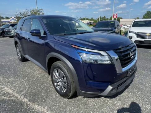 Used 2025 Nissan Pathfinder SV image 3