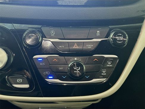 Used 2023 Chrysler Voyager LX image 18