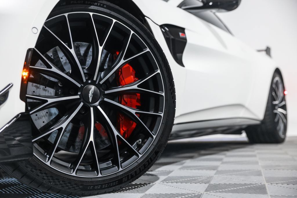 Used 2023 Aston Martin V8 Vantage Coupe RWD image 12