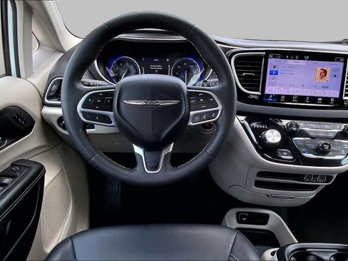 Used 2024 Chrysler Pacifica Touring-L FWD image 6