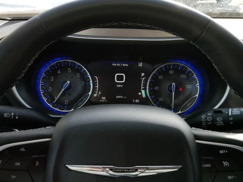 Used 2023 Chrysler Pacifica Touring-L image 21