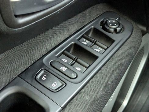 Used 2019 Jeep Renegade Latitude w/ Cold Weather Group image 27