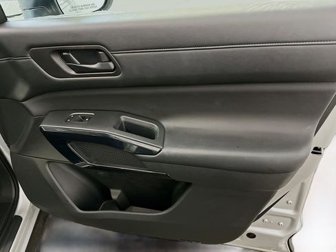 Used 2024 Nissan Pathfinder S image 33