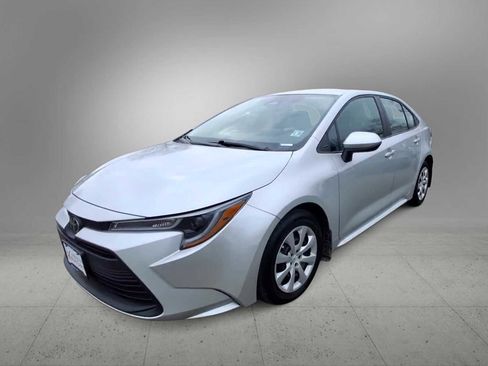 Used 2024 Toyota Corolla LE image 3