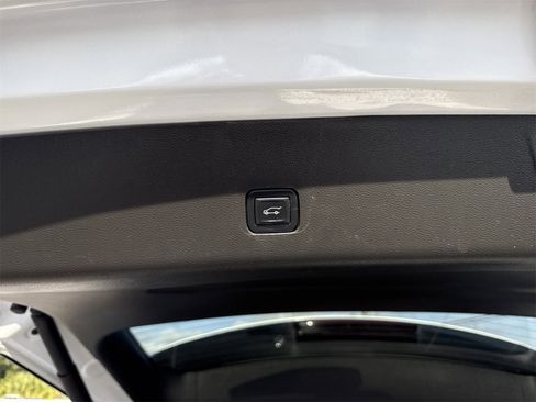 Used 2023 Chevrolet Traverse Premier image 36