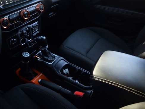 Used 2022 Jeep Wrangler Unlimited Sahara w/ Cold Weather Group image 13