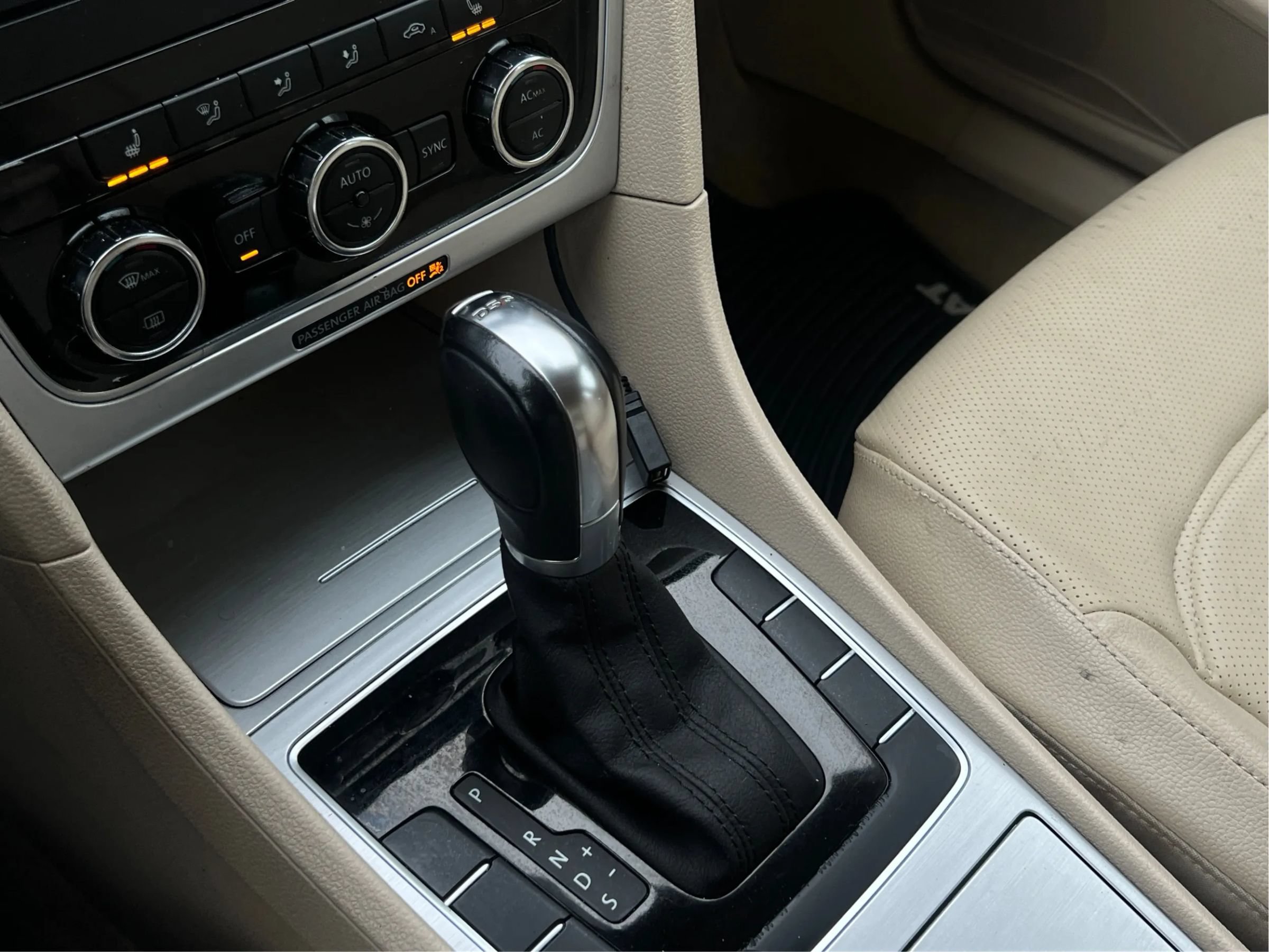 Used 2012 Volkswagen Passat TDI SE FWD image 19