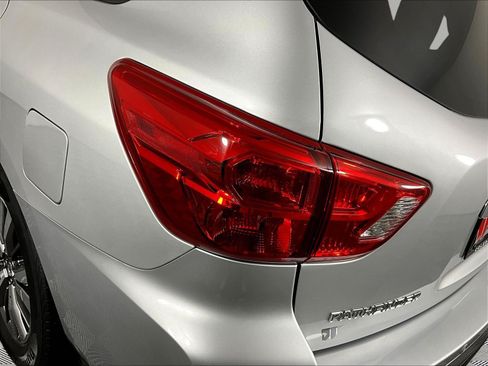 Used 2018 Nissan Pathfinder SV AWD/4WD image 23