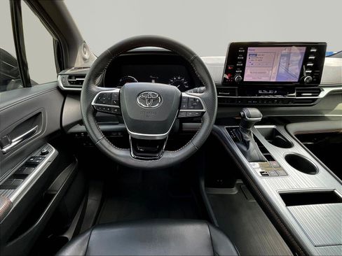 Used 2021 Toyota Sienna XSE w/ XSE Plus Package FWD image 8