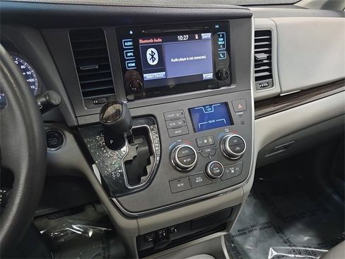 Used 2017 Toyota Sienna XLE Premium image 20