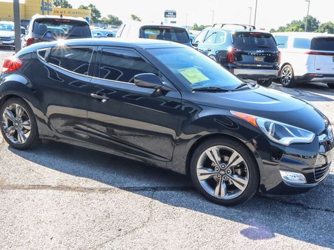 Used 2017 Hyundai Veloster Value Edition FWD image 3