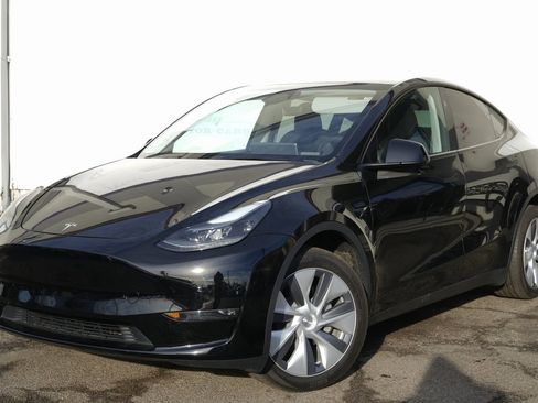 Used 2023 Tesla Model Y Long Range image 2