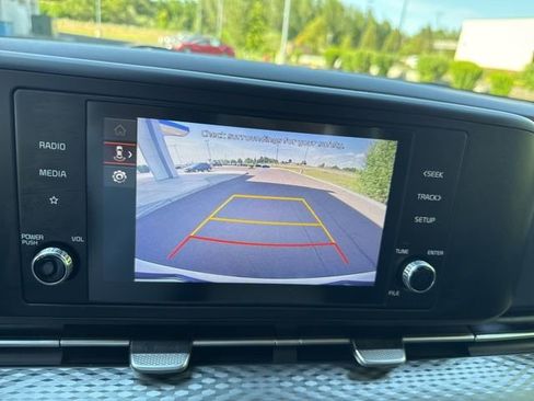 Used 2024 Kia Carnival LX FWD image 37