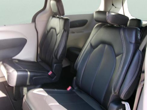 Used 2024 Chrysler Pacifica Touring-L image 10