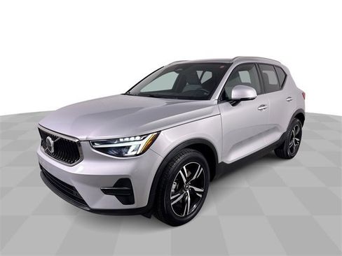 Used 2023 Volvo XC40 B5 Core image 1